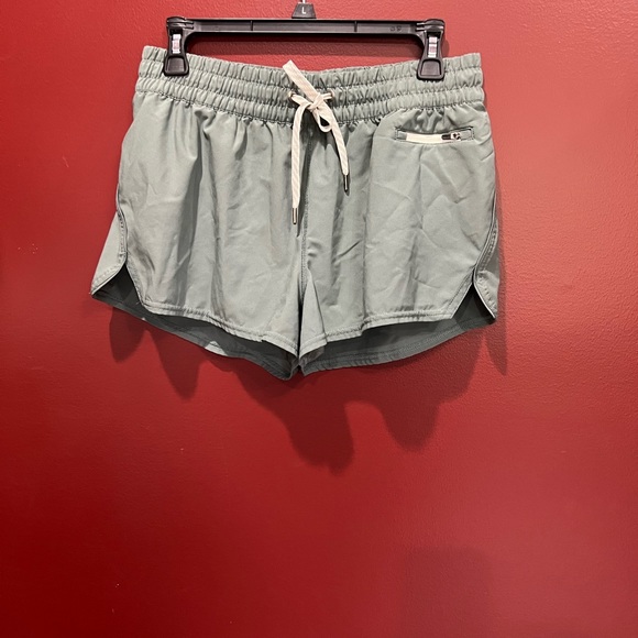 Vuori size large Lightweight, ultra stretch performance woven facbric - Picture 2 of 7